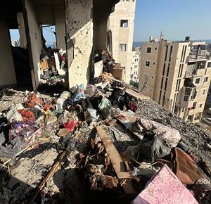 فلسطينيون يتفقدون منزلاً متضرراً في مدينة غزة بعد غارة إسرائيلية استهدفت شقة لعائلة لبد ما أدى إلى استشهاد 5من أفراد العائلة